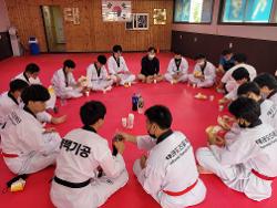 태권도 승단 심사 준비로 인한 간식 배부 및 심사 실시 사진