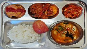 찹쌀밥1 ,순두부짬뽕국 (5.6.9.13.17.18),꽁치감자조림1 (5.6.13),햄전&케첩 (2.5.6.10.12.15.16),배추김치 (9),사과(부사) 
 ,