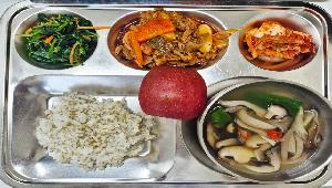 차조밥 ,버섯찌개1 (5.6),오리불고기 (5.6.13),취나물볶음 (5.6),배추김치 (9),사과(부사) 
 ,