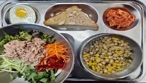 참치야채비빔밥1 (5.6.13),인절미토스트 (1.2.5.6),우동국물@ (1.2.5.6.9.13),계란후라이1 (1),배추김치 (9)
 ,